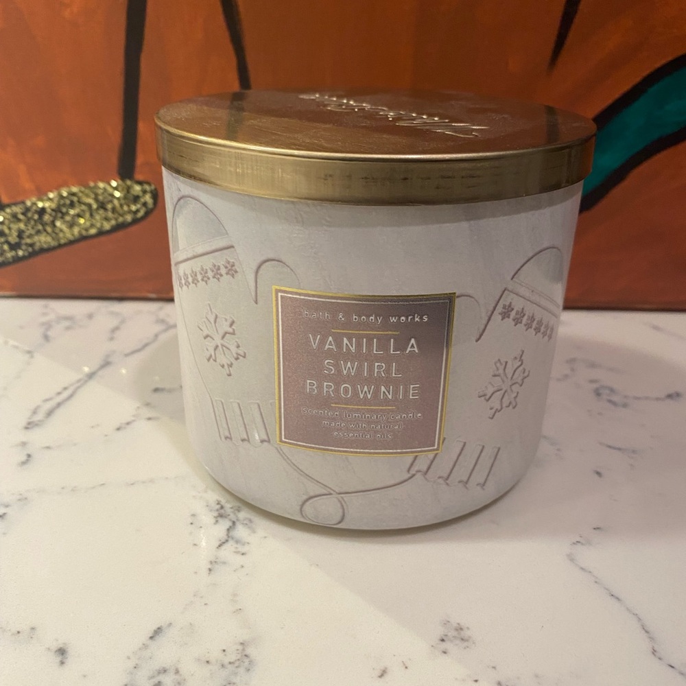 LAST ONE: NWT Bath and Body Works Vanilla Brownie Swirl 3-wick Candle